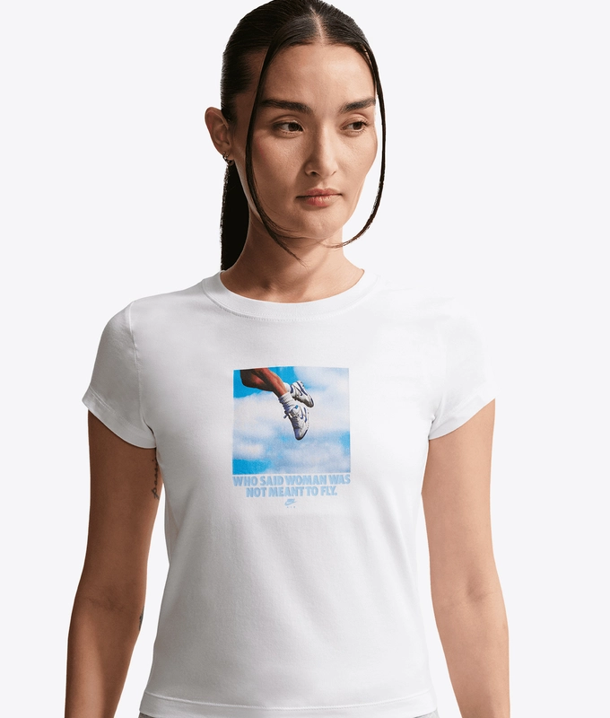 SPORTSWEAR GRAPHIC SLIM TEE