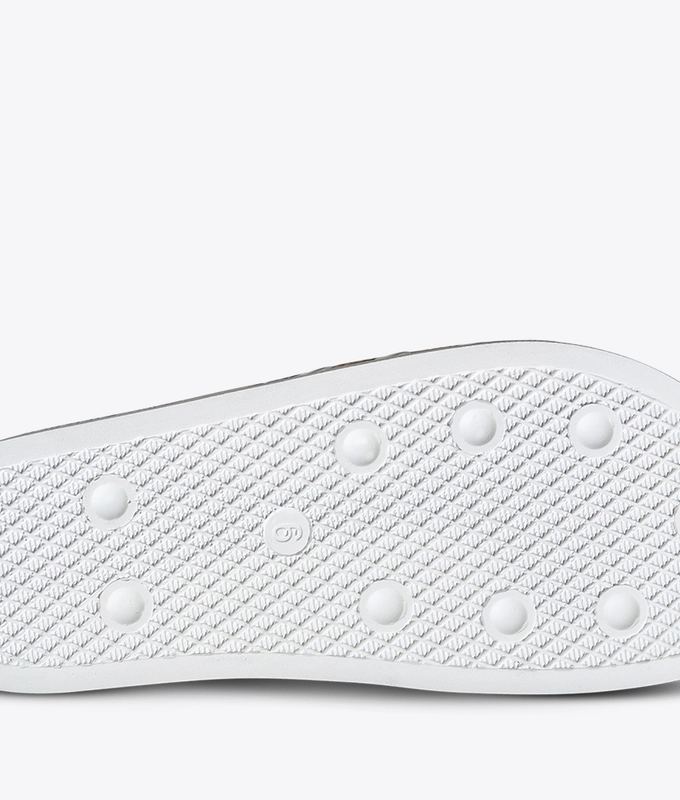 Adilette W